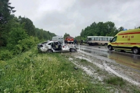 Один человек погиб и 10 пострадали при столкновении автобуса и легковушки в Чувашии
