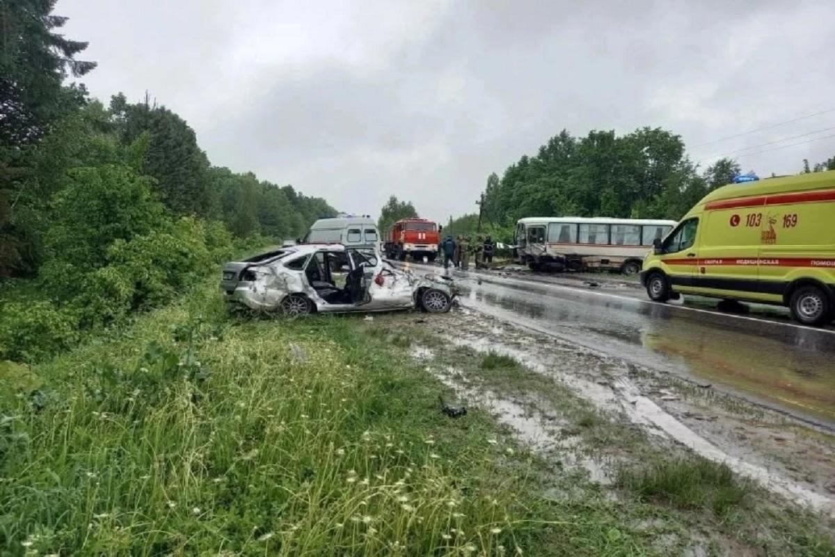 Один человек погиб и 10 пострадали при столкновении автобуса и легковушки в Чувашии