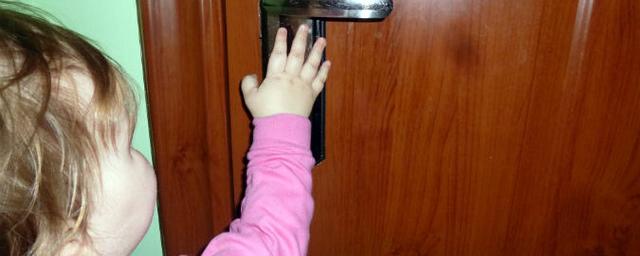В Новосибирске двухлетняя девочка оказалась запертой в пустой квартире