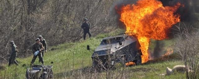 Во время военной реконструкции в Бердске загорелся БТР