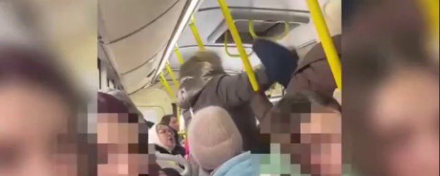В Подмосковье пассажирка автобуса и школьник устроили драку из-за сухариков — Видео