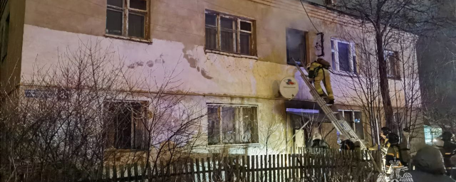 В Йошкар-Оле спасатели помогли выбраться из горящего дома трем пенсионерам