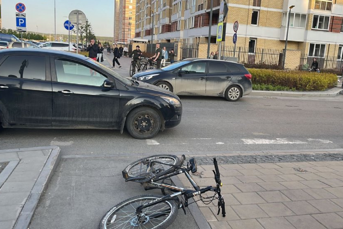 В Нижнем Новгороде ищут подростков, скинувших велосипед на крышу автомобиля
