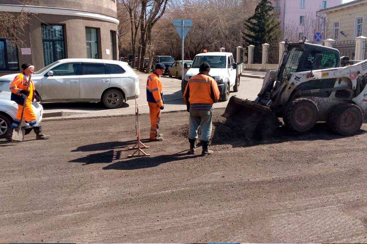 По поручению мэра Иркутска Руслана Болотова на бульваре Гагарина коммунальщики привели в порядок дороги большими картами
