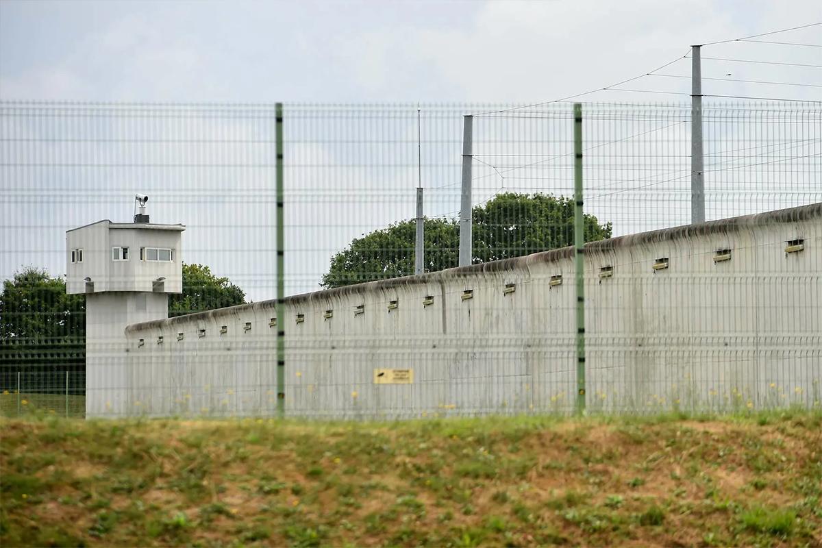 Франция хочет перевести часть заключенных в страны Восточной Европы