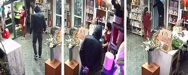 Видео: Житель Новосибирска напал на цветочный магазин и украл 5500 рублей