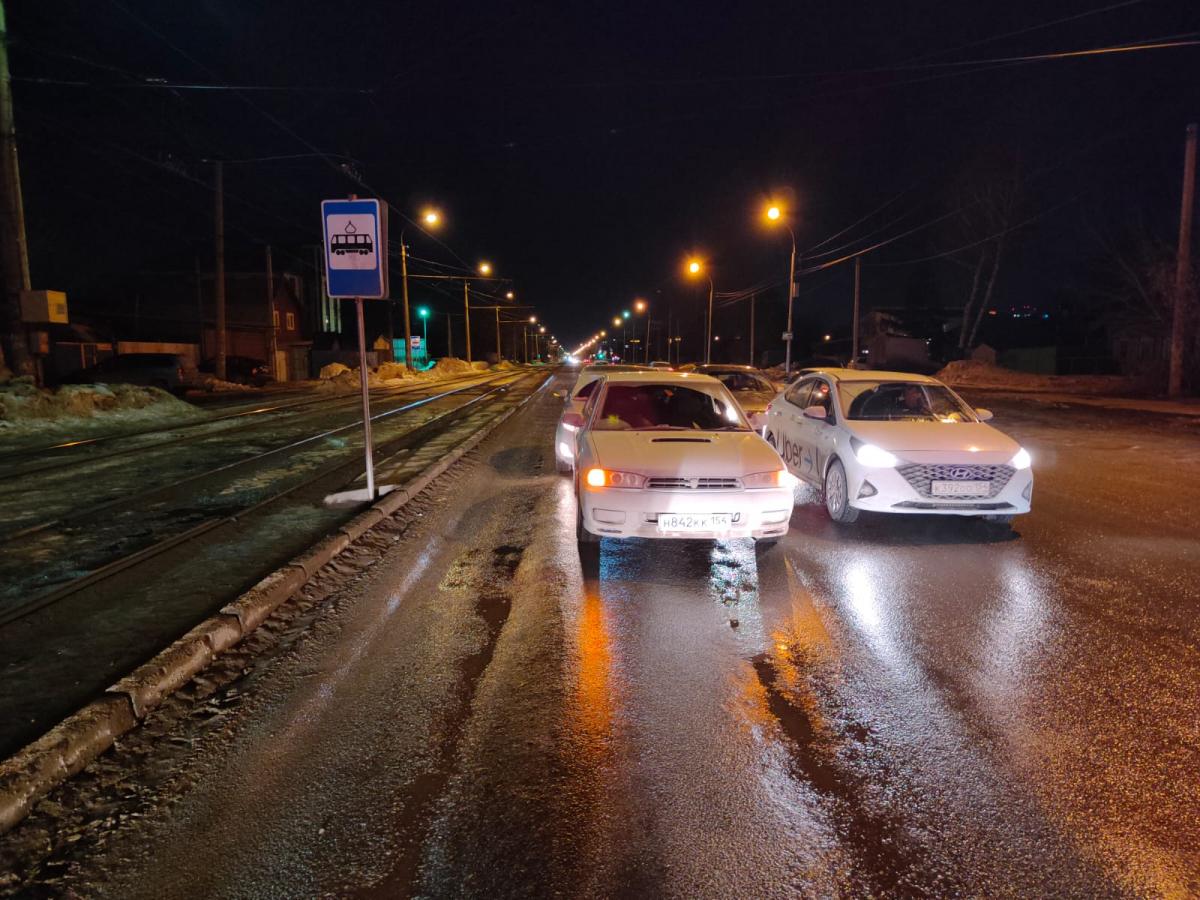 Младенец и женщина пострадали в ДТП с такси в Новосибирске