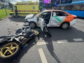 В результате ДТП авто и двух мотоциклов на юго-западе Москвы пострадали два человека