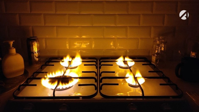 В астраханском Межрегионгазе рассказали, почему газ в конфорках обрел оранжевый цвет