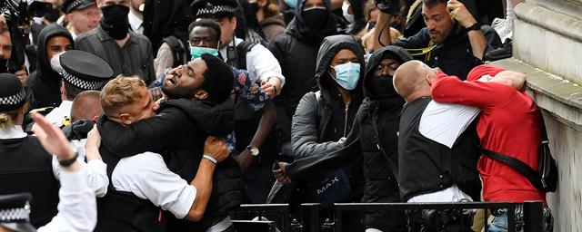 В Лондоне из-за акций протеста пострадали 23 полицейских