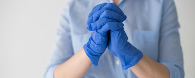 Главный инфекционист РФ заявил, что ношение перчаток не защищает от COVID-19