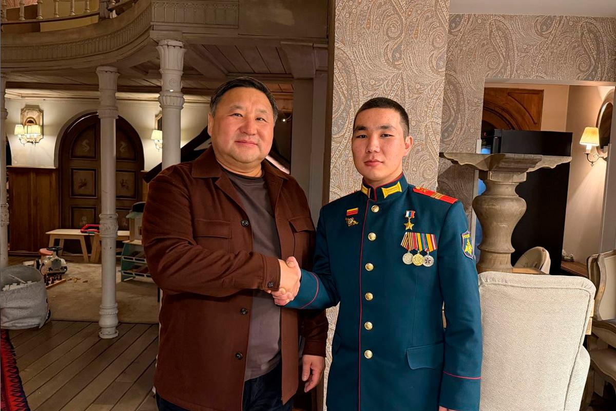 Глава Тувы Владислав Ховалыг встретился с уроженцем республики, Героем России Найыром Кыргысом в Москве