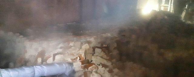 В Саратове рухнувшая стена повредила трубу с горячей водой