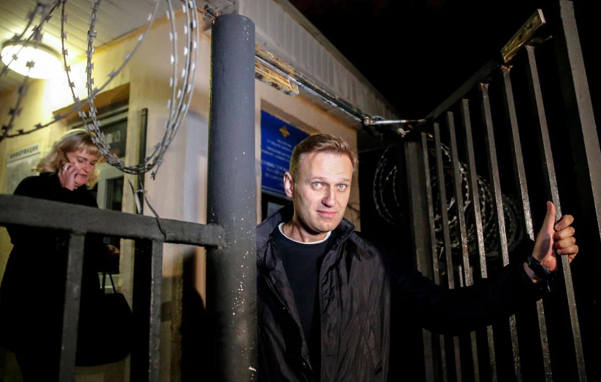 За Навальным следили круглые сутки. Кто и как проник в камеру оппозиционера? Новые подробности смерти всколыхнули мир