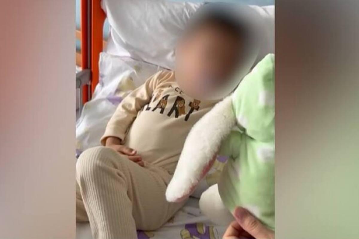 Пострадавший в Шереметьево малыш начал самостоятельно есть и сидеть