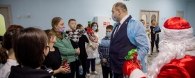 Денис Спирин поздравил с наступающим Новым годом пациентов Городского детского медцентра
