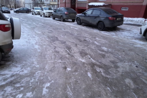 Тамбовчане жалуются на непроходимые ледяные колеи и скользкие улицы
