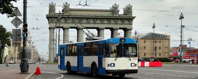 Жители Петербурга указали Смольному на ужасное состояние городского транспорта