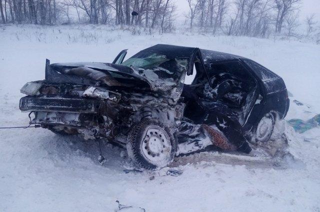 Два человека пострадали в серьезном массовом ДТП под Саратовом