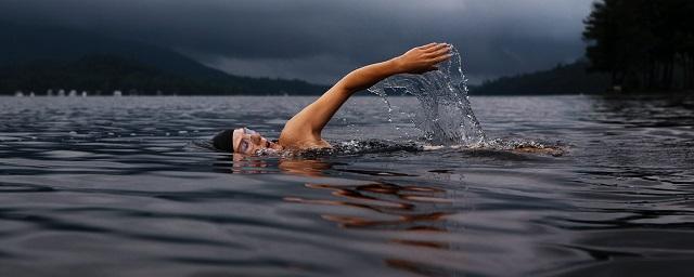 Британский кардиолог заявил, что плавание в открытой воде может вызвать отек легких