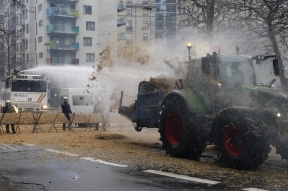 В Брюсселе полиция применила слезоточивый газ против фермеров