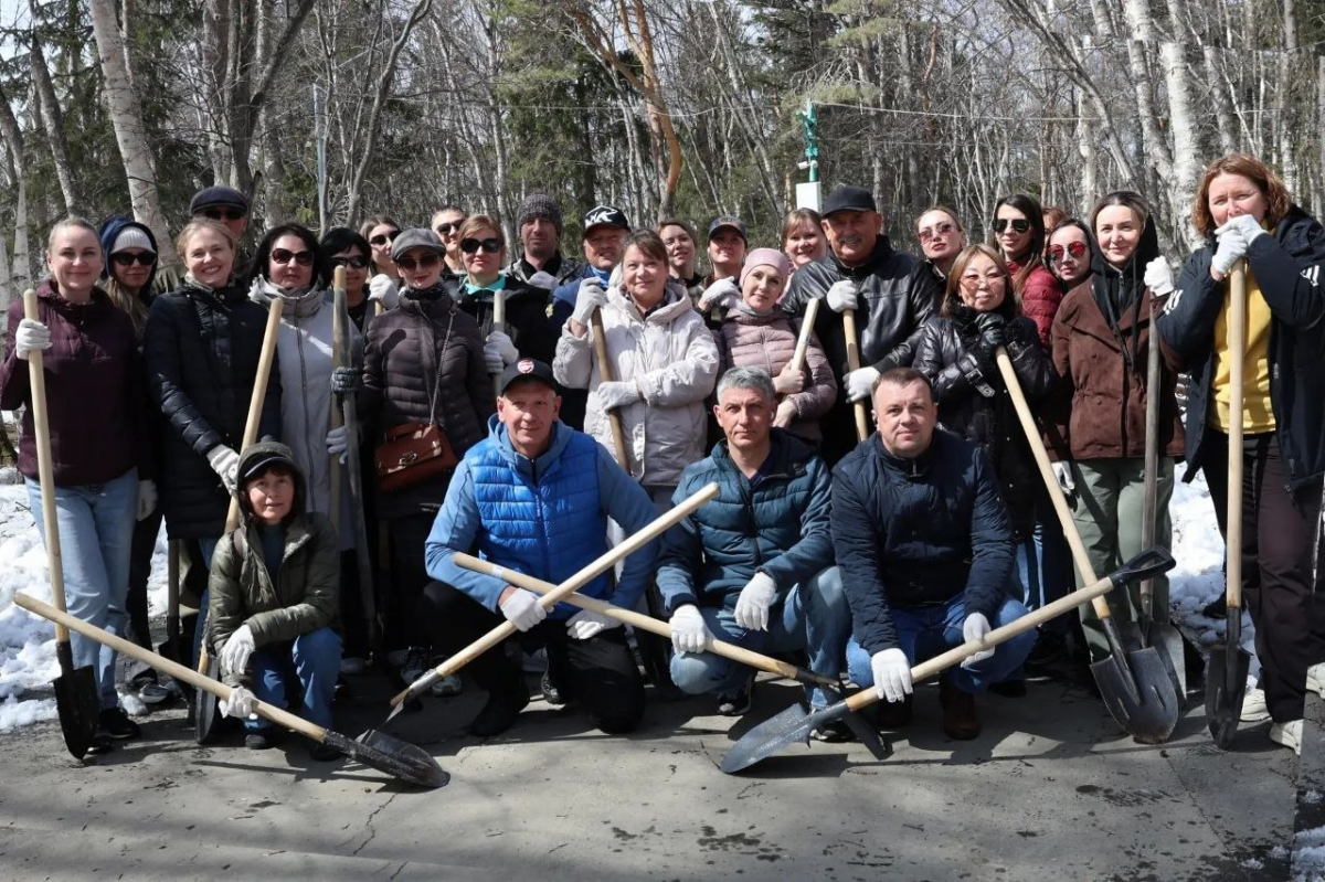 «Такие акции помогают делать город комфортнее»: Спикер Сахалинской областной Думы Елена Касьянова вместе с депутатами приняла участие в субботнике в Городском парке