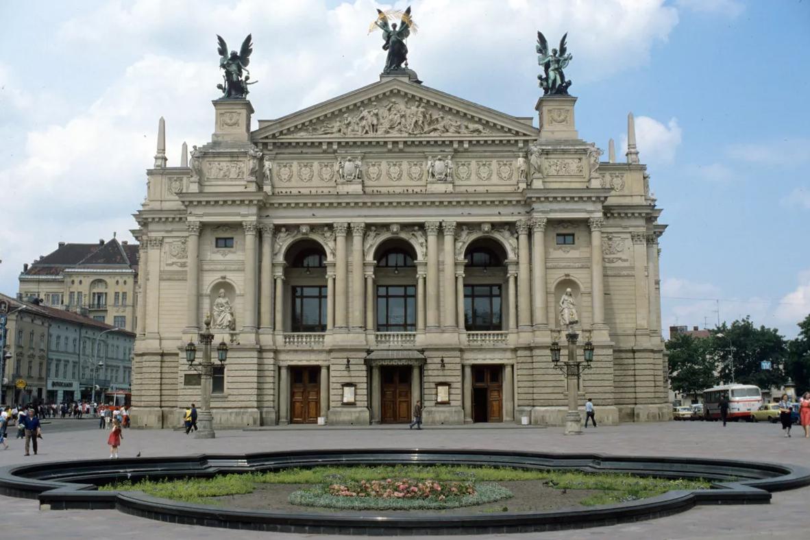 Двое артистов Львовской оперы после гастролей в Финляндии не вернулись на Украину