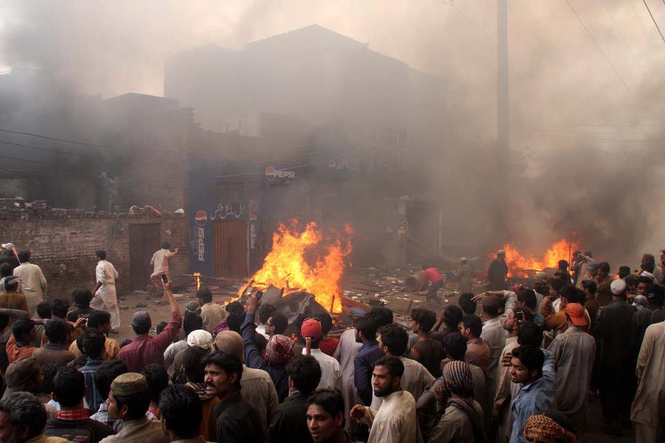 При взрыве в пакистанском Лахоре погибли минимум 16 человек‍