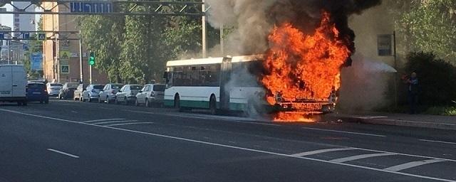 В Петербурге во время движения загорелся пассажирский автобус