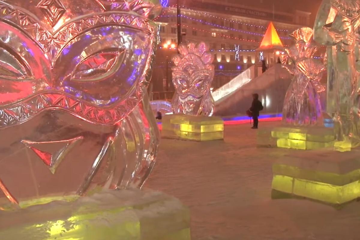 На площади Революции в Челябинске готовятся к установке ледяных скульптур