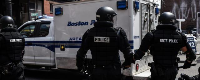 Сторонники и противники антикоронавирусных мер подрались на протесте в Бостоне