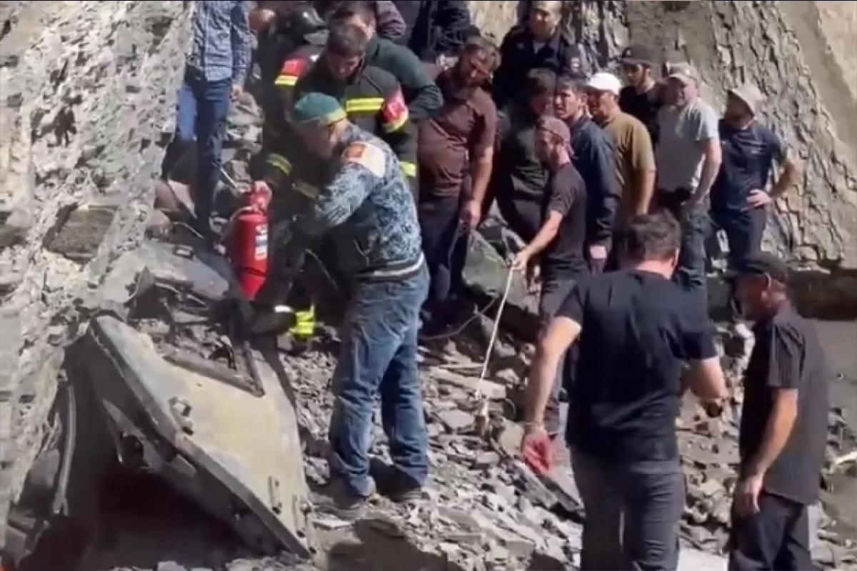 горах Дагестана после обвала скальной породы погиб водитель бульдозера