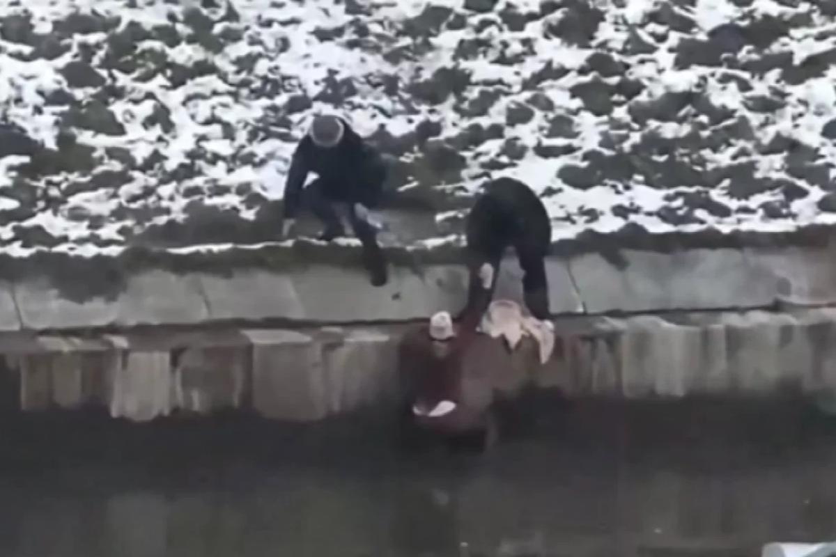 В Петербурге прохожая спасла упавшего в воду ребёнка