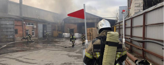 В Аксае загорелся склад с целлюлозной продукцией на площади 1200 квадратных метров