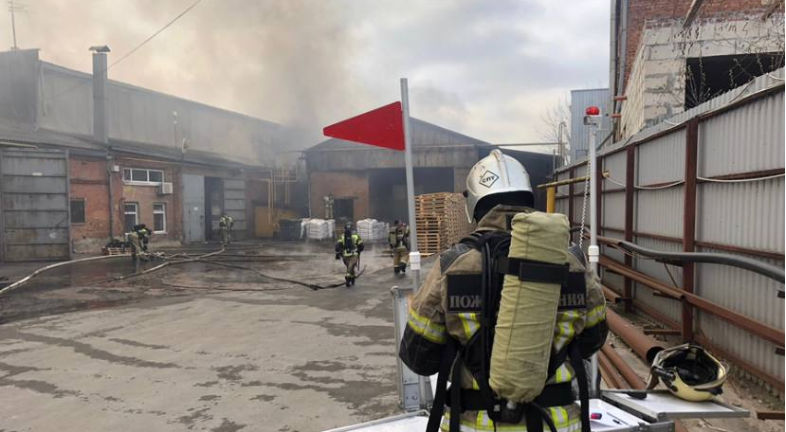 В Аксае загорелся склад с целлюлозной продукцией на площади 1200 квадратных метров