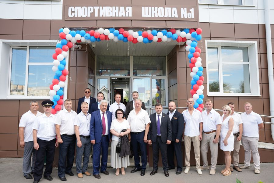 «Развитие спортивной инфраструктуры в округе продолжим»: Спикер Госсовета Леонид Черкесов проверил результаты капитального ремонта спортшколы №1 в Алатыре