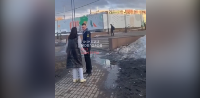 В Нижегородской области пьяная школьница напала на курсанта из-за формы