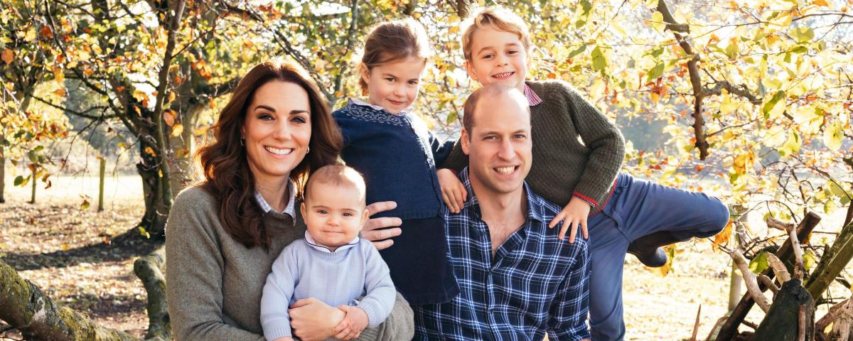 Kate Middleton and Prince William reveal Christmas card with children - Video