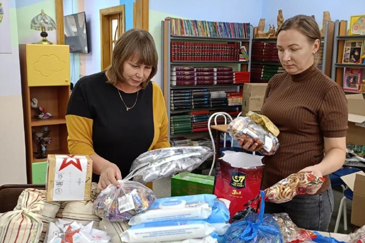 Новогодние посылки бойцам СВО отправили биробиджанские библиотекари