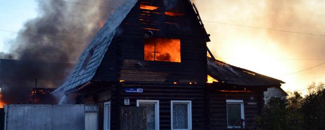 На улице Маяковского в Бердске сгорел частный дом и сарай