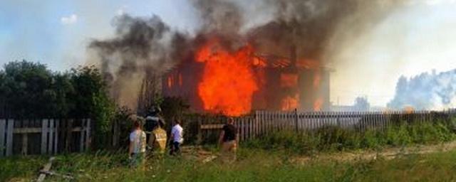 В Вологодской области сгорел деревянный многоквартирный дом