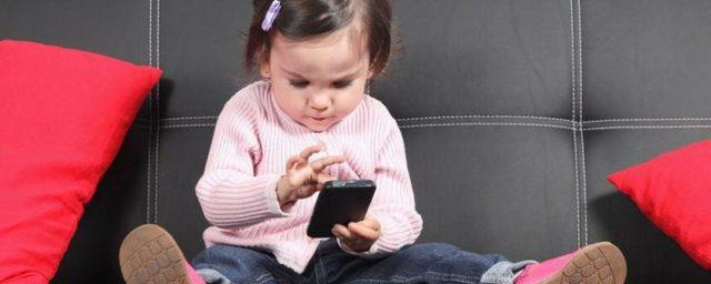 Ученые рассказали о вреде экранных гаджетов для развития детей