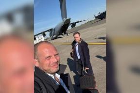 Глава МО Бельгии шуткой про Украину поздравил премьера Де Вевера с днём рождения