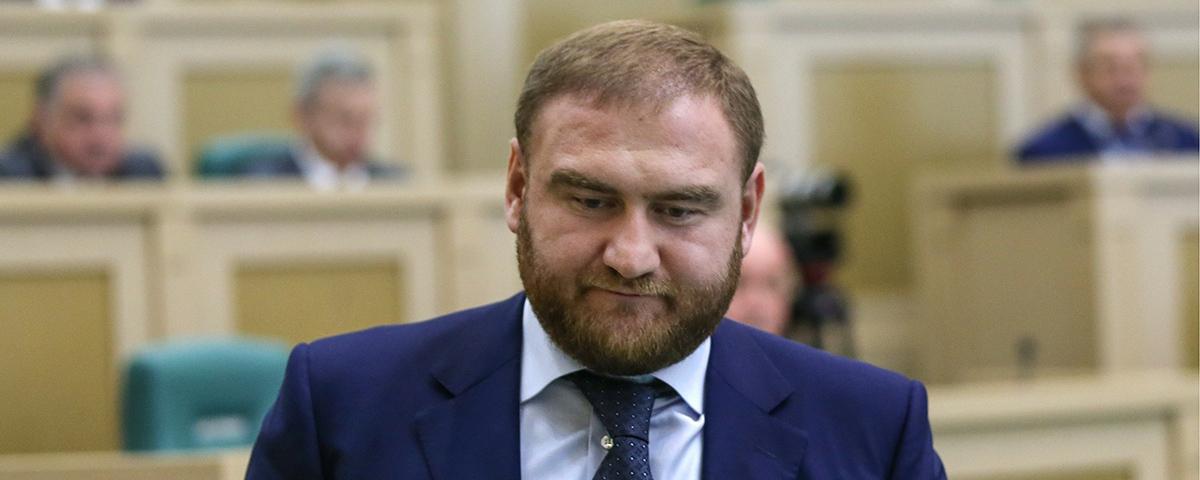 Суд отстранил Арашукова от должности в Совфеде и назначил пособие