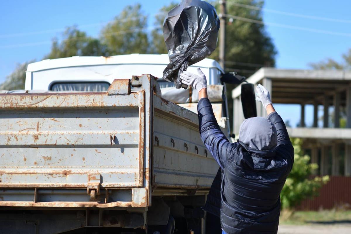 В рамках месячника чистоты жители Майкопа собрали свыше 110 кубометров мусора за выходные