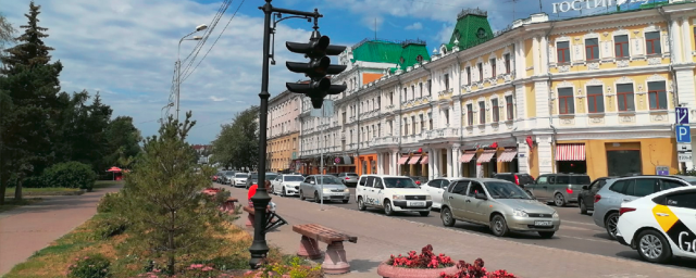 В центре Омска установили памятник в честь первого светофора