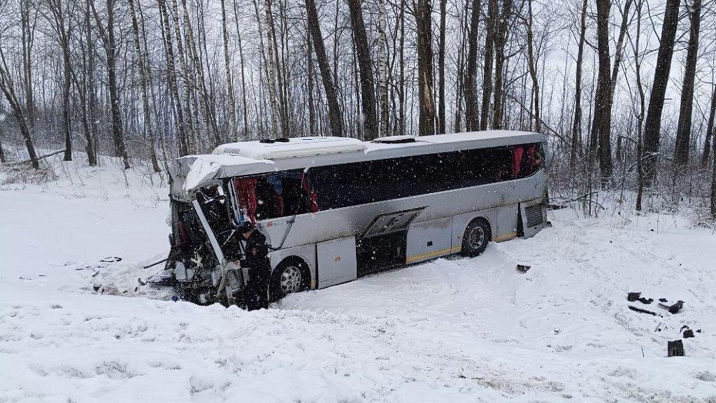 В Брянской области три человека погибли в результате столкновения фуры и пассажирского автобуса