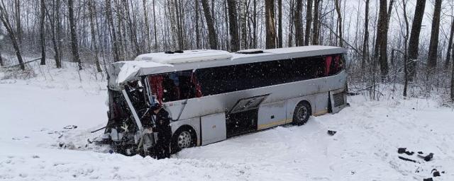 В Брянской области три человека погибли в результате столкновения фуры и пассажирского автобуса