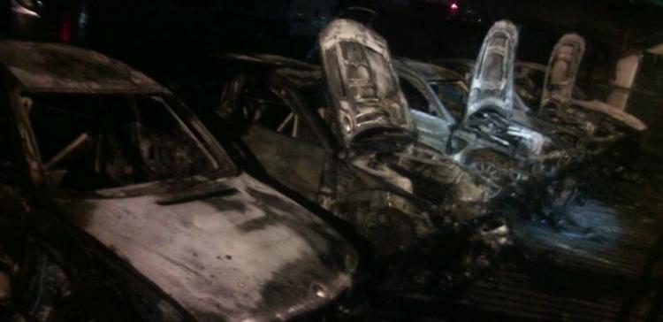 На Рублевском шоссе в Москве неизвестные сожгли 9 автомобилей