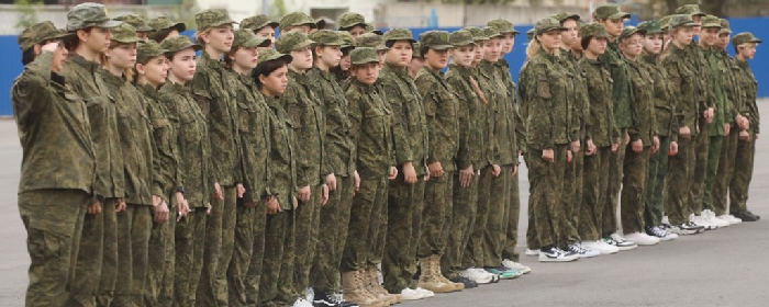 В Приморье старшеклассниц начали обучать военному делу